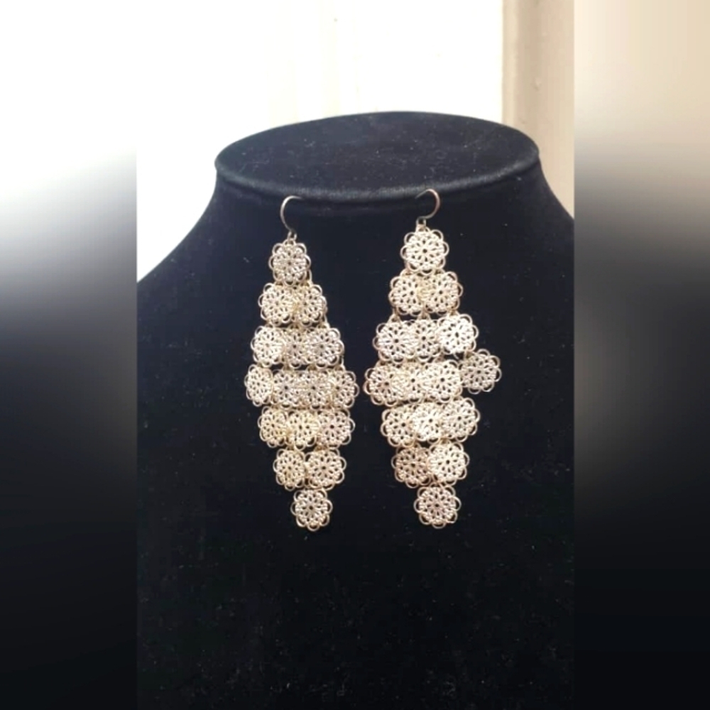 Silver Hollow Out Round Charm Drop Earrings. 🌴